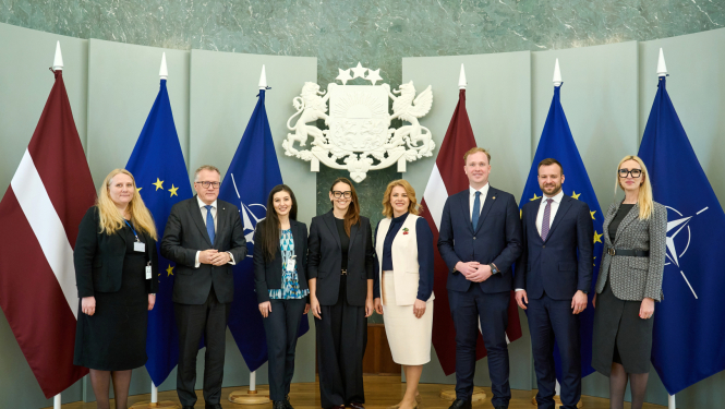 Finanšu sektora attīstības padomes sēdes dalībnieki pēc sēdes Ministru kabineta sēžu zālē - vidū Ministru prezidente Evika