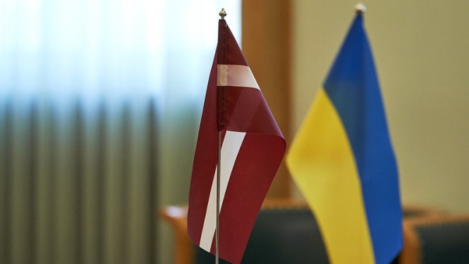 Latvijas un Ukrainas karogi